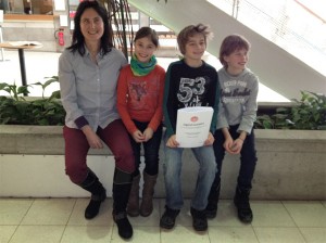 unsere drei jungen Gitarristen aus Weilimdorf und Feuerbach mit Claudia Eberhard