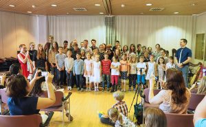 die 45 Musiker der Harfen- Flöten- und Klavier/Keyoard-Klasse